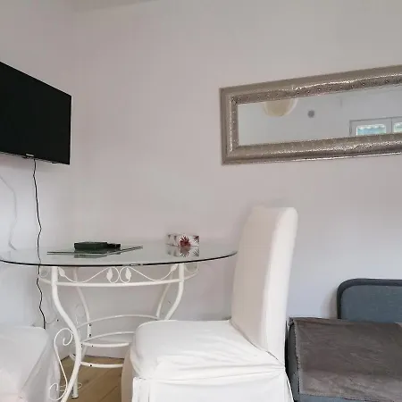 Charmante Maisonnette Independante Avec Parking 5 Mn Rouen